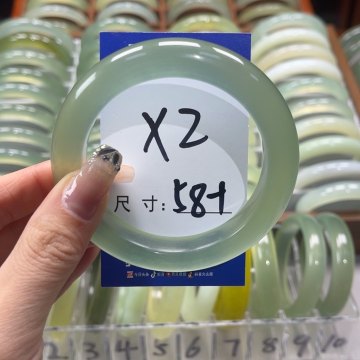 岫玉手镯未镶嵌翟*。手镯