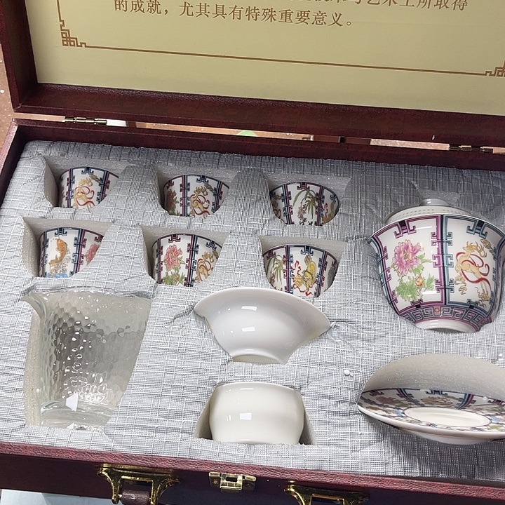 孤品茶具套装等。        