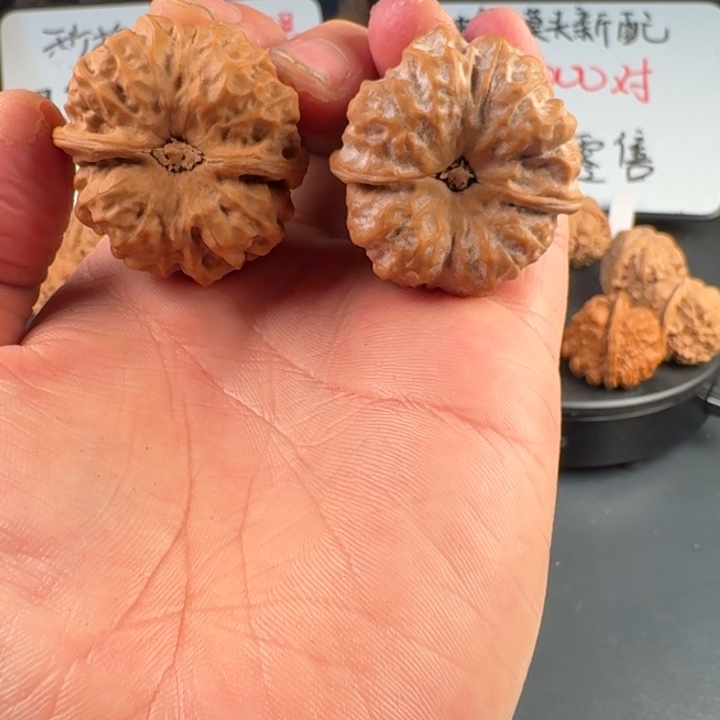 劲***风吊坠文玩核桃蛤蟆的眼睛是真的好看啊我