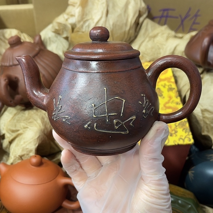 茶壶紫砂矿泥料，手工制作的一把紫砂壶。