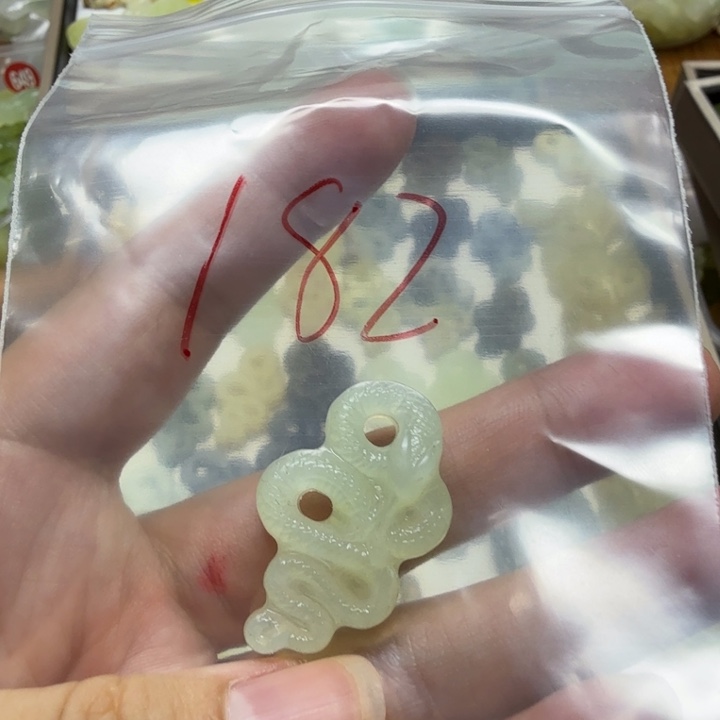 透闪石-蛇纹石玉吊坠未镶嵌