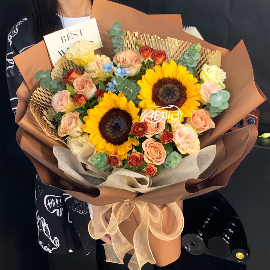 2朵向日葵6枝卡布奇诺玫瑰