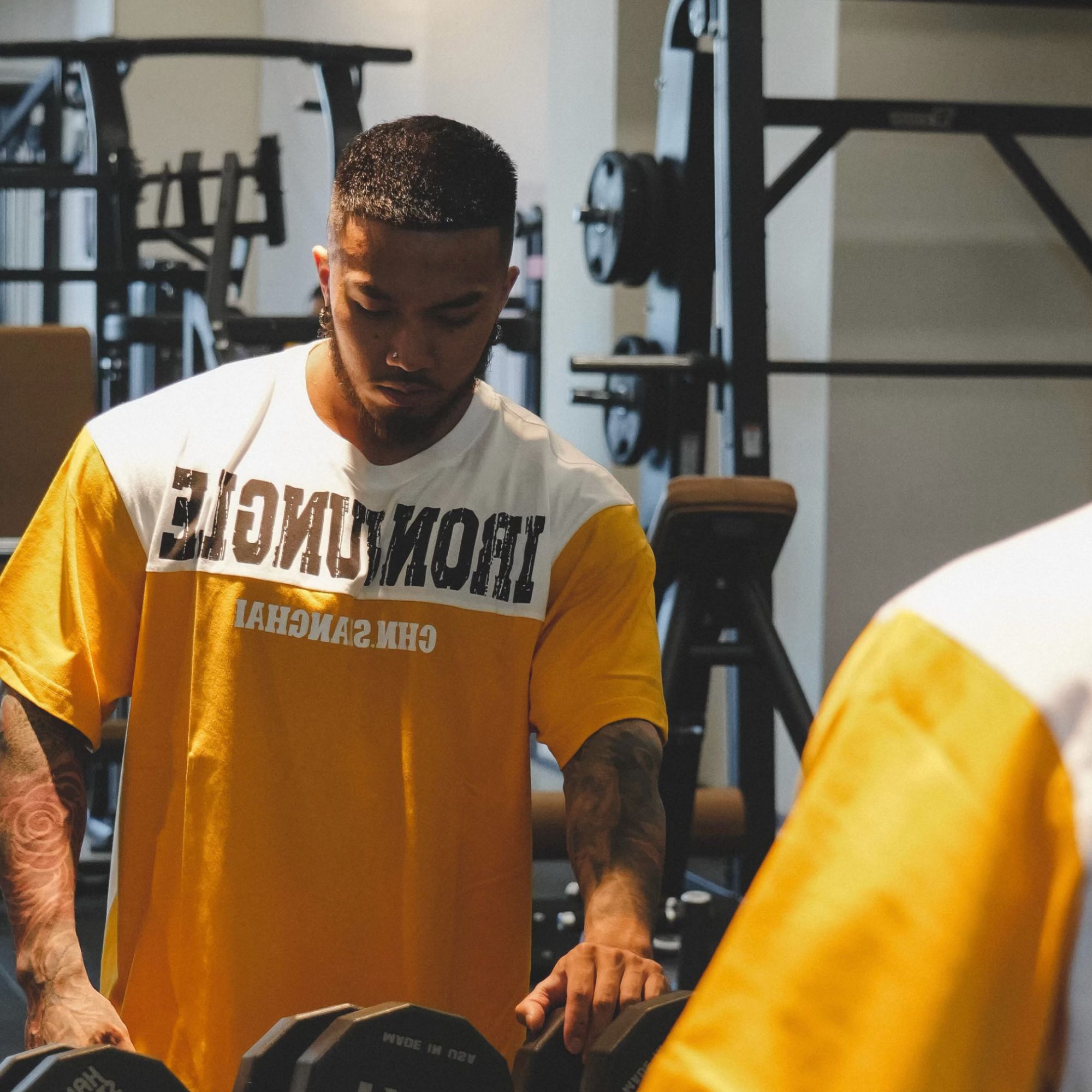 IRONJUNGLE GYM "战争践踏"系列 拼接撞色复古超大犀牛印花T恤