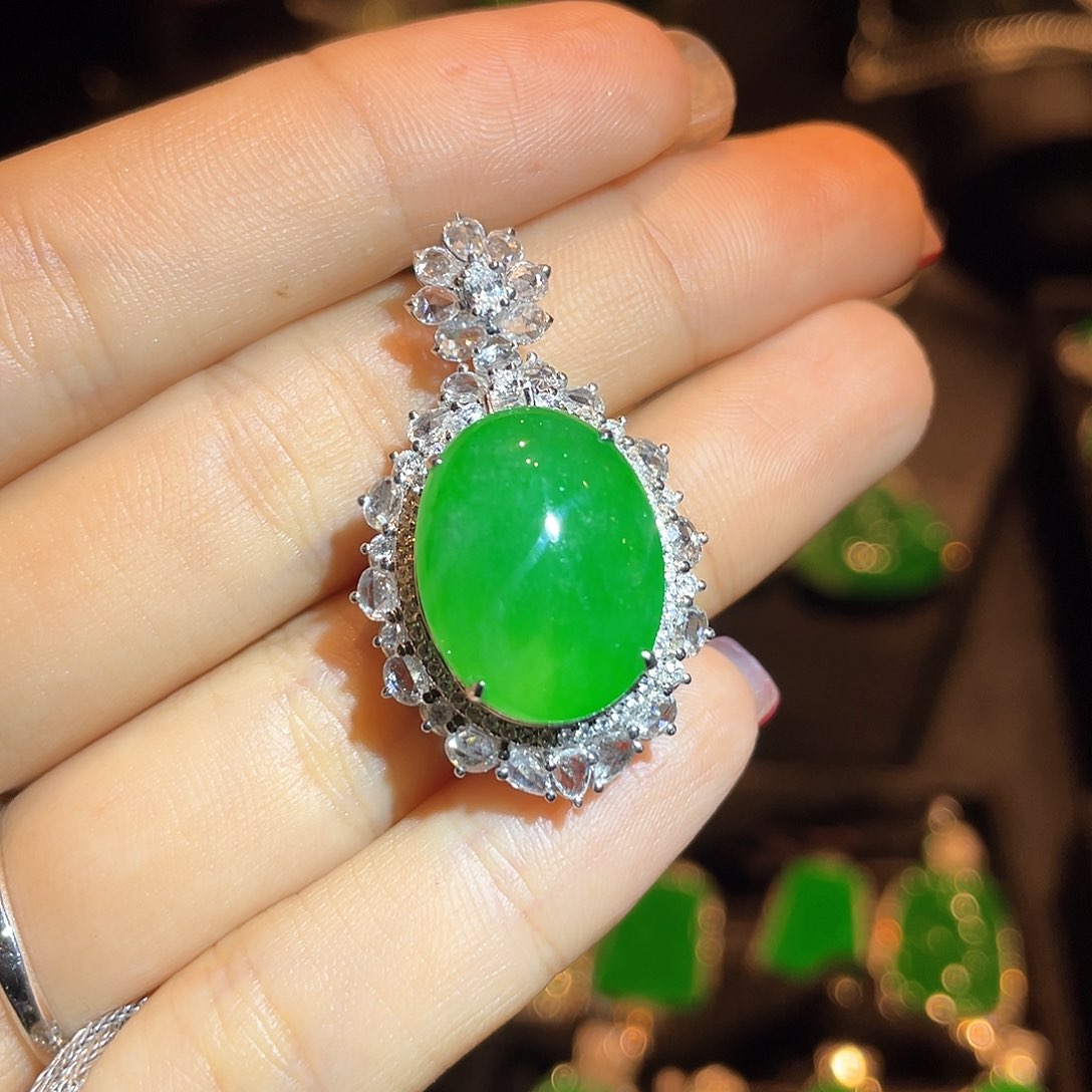 翡翠颈饰18K金镶嵌蛋面挂坠