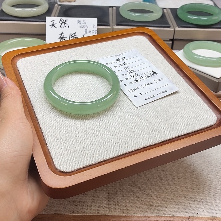 ＾***稚石英质玉未镶嵌手镯