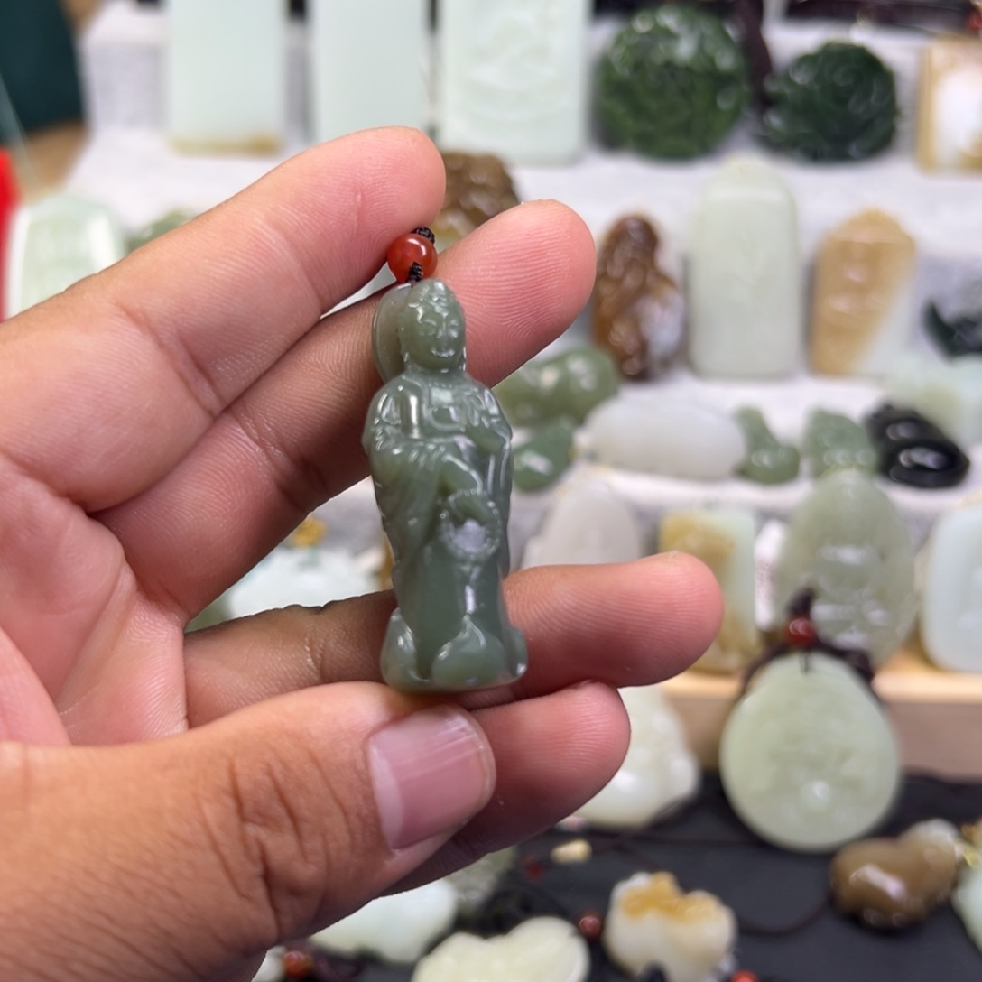 石英质玉（金丝玉）颈饰未镶嵌