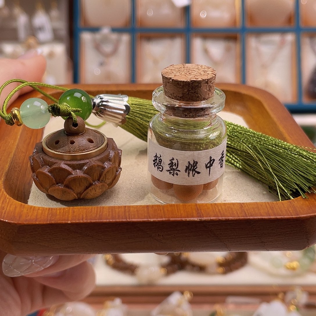 毛线绿檀木莲花香囊一套