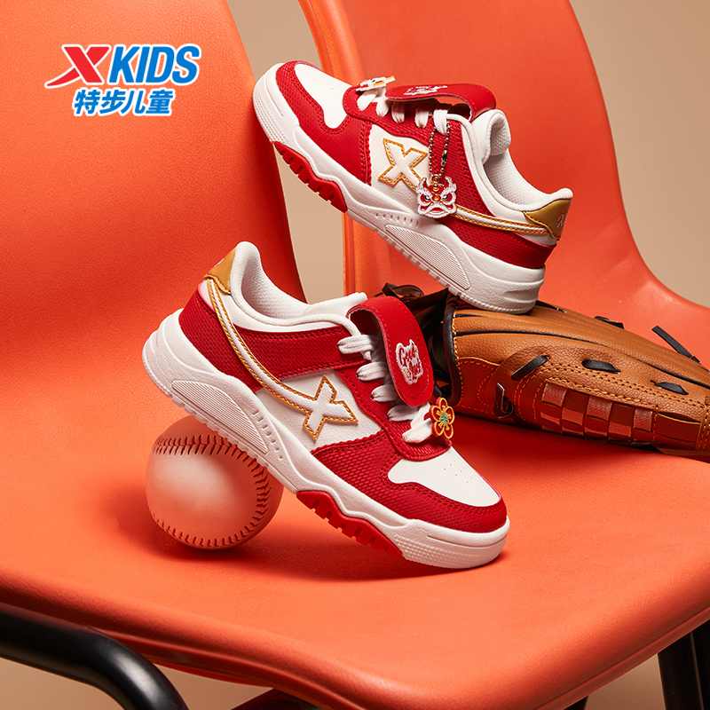 特步儿童冬季皮面防水板鞋中大童时尚百搭耐磨休闲鞋674114319002