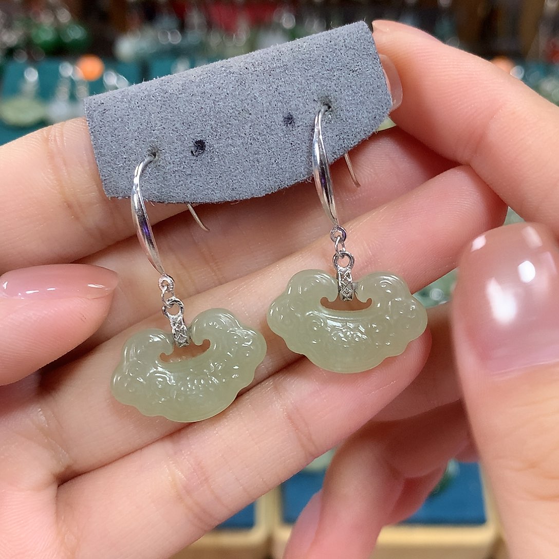 和田玉银S925镶嵌耳饰如意卡20左右