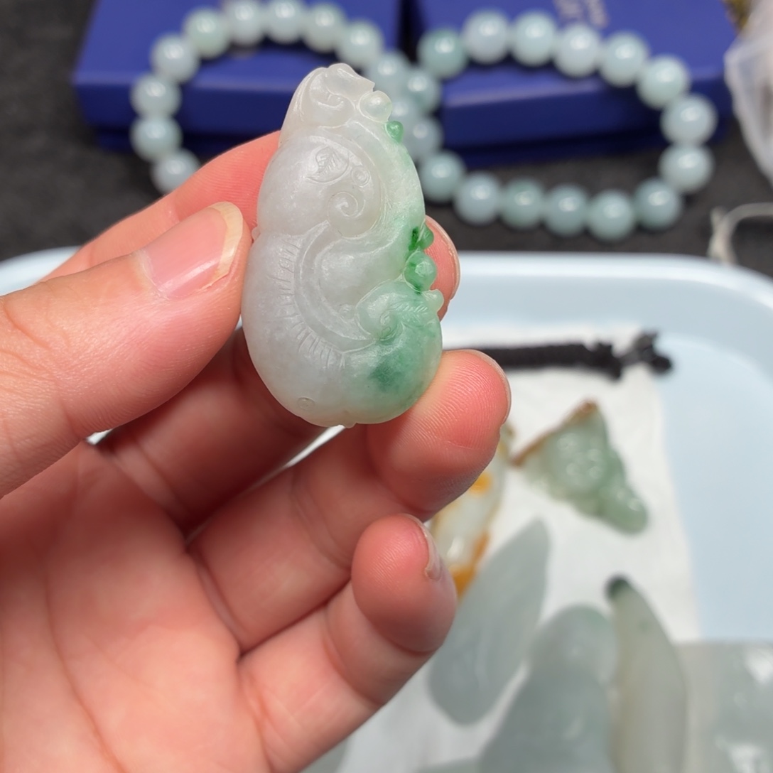 定制翡翠未镶嵌如意