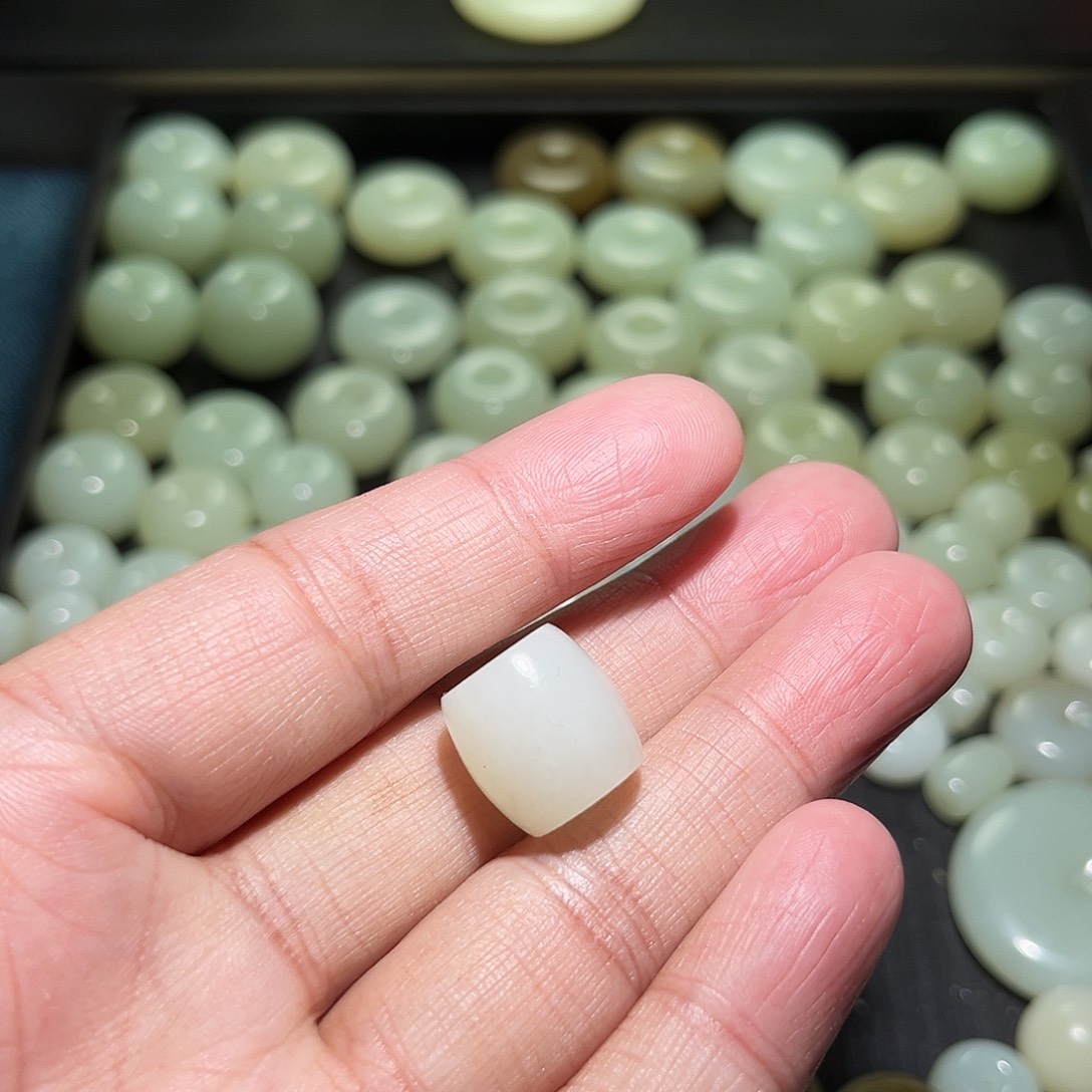 .***圆和田玉未镶嵌颈饰