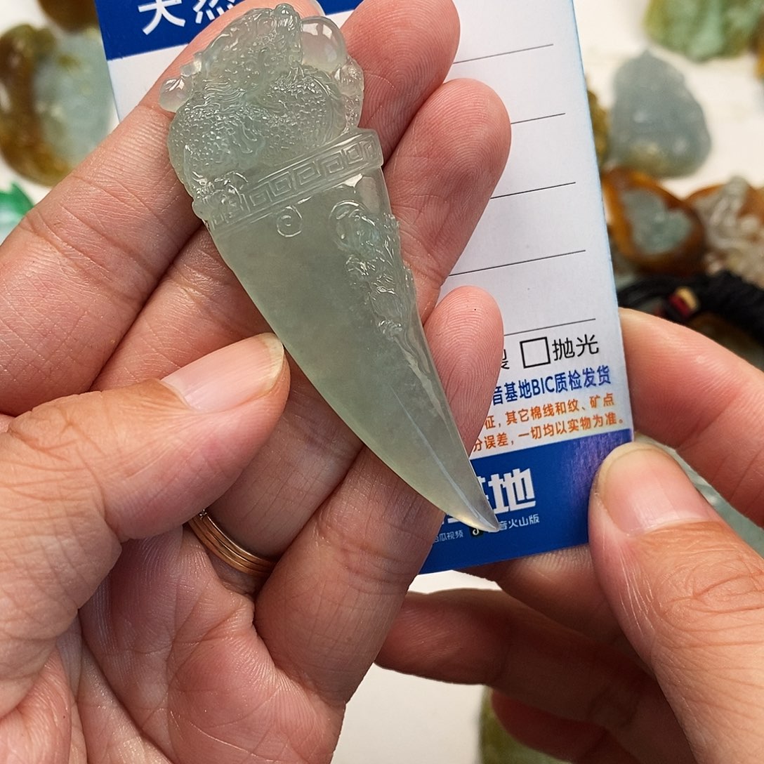 翡翠未镶嵌颈饰龙牙