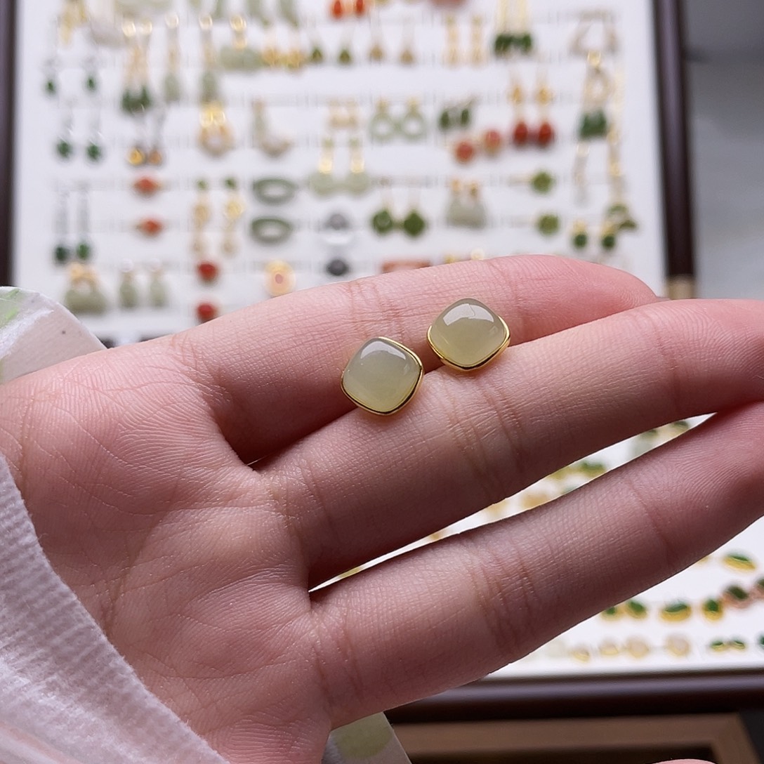 紫***蔷和田玉未镶嵌耳饰