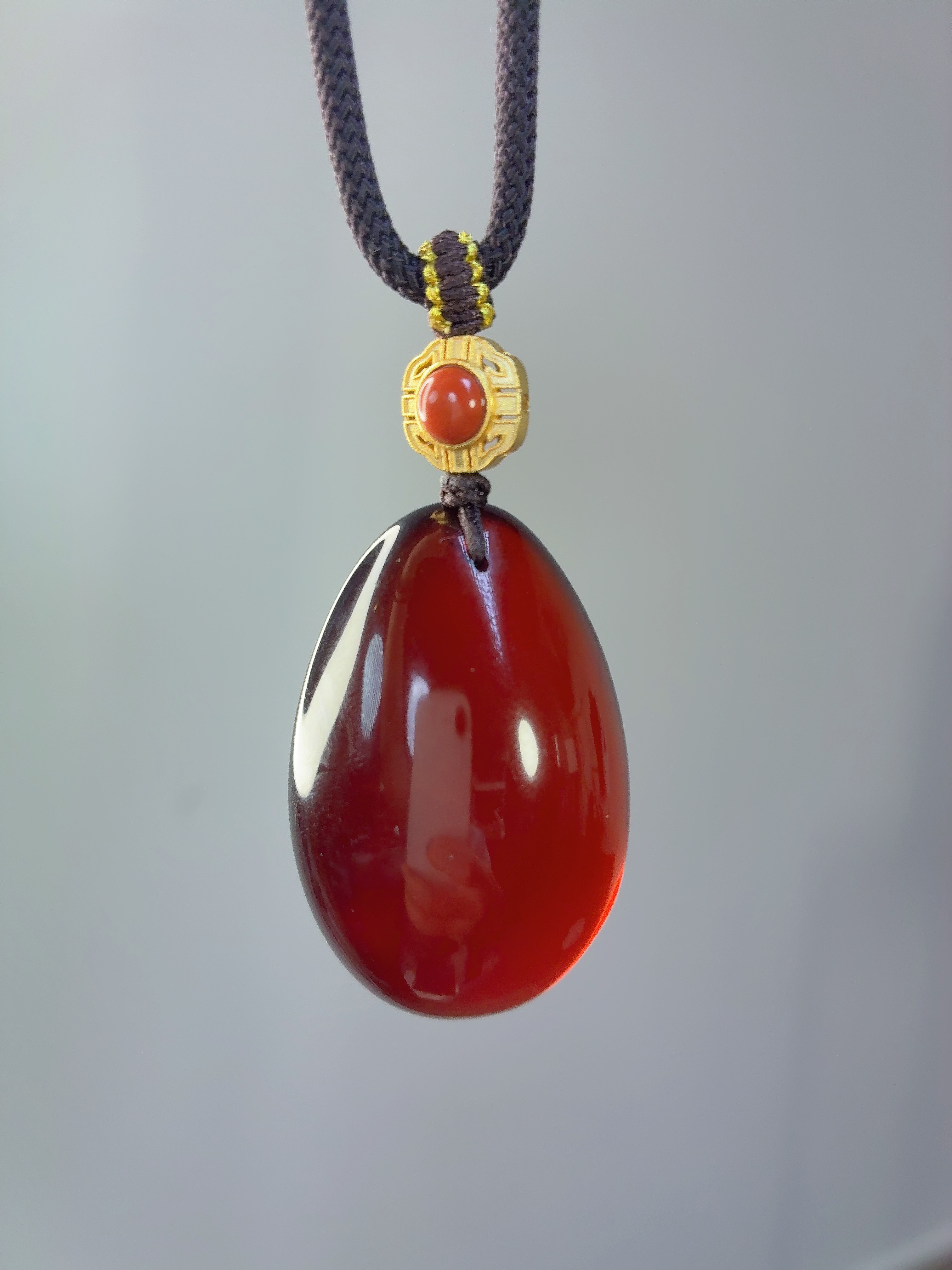 天然缅甸血珀水滴吊坠 老矿料复古 红色气质时尚百搭经典女款