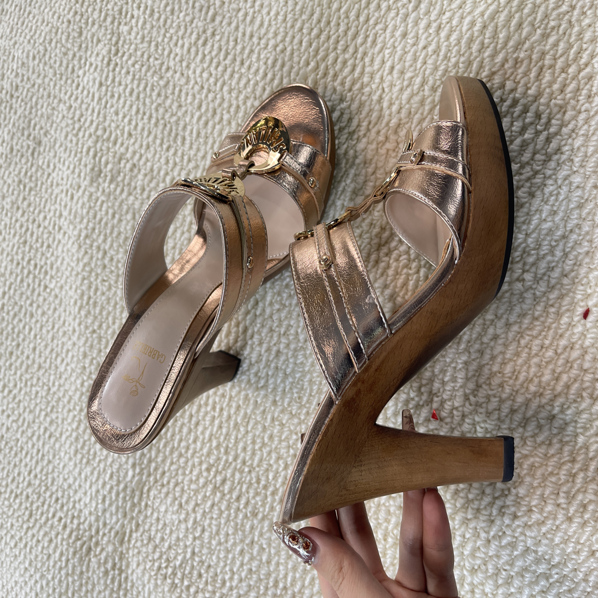 评价返30元、斯米兰女鞋金属色古早风木头鞋底高跟鞋小众气质显白