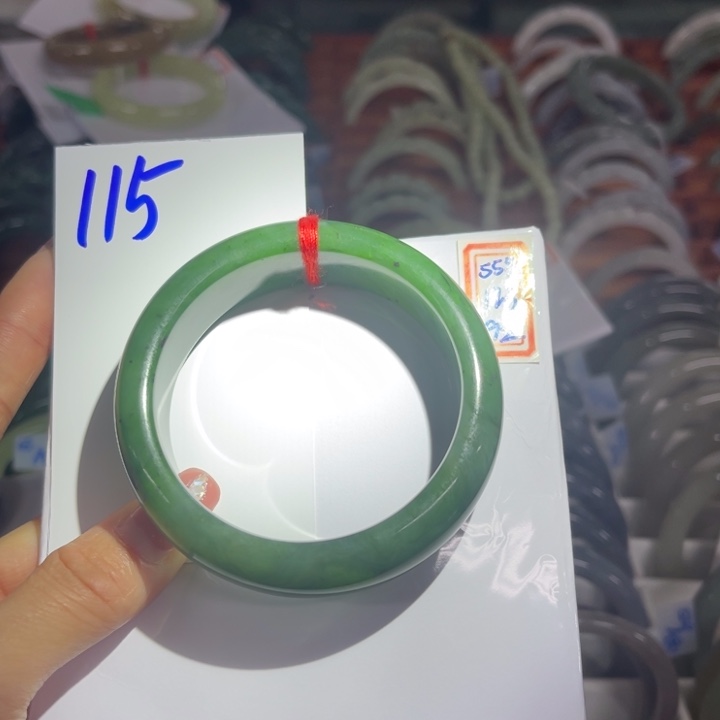 和田玉未镶嵌手镯