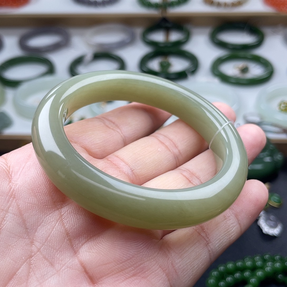 和田玉手镯未镶嵌