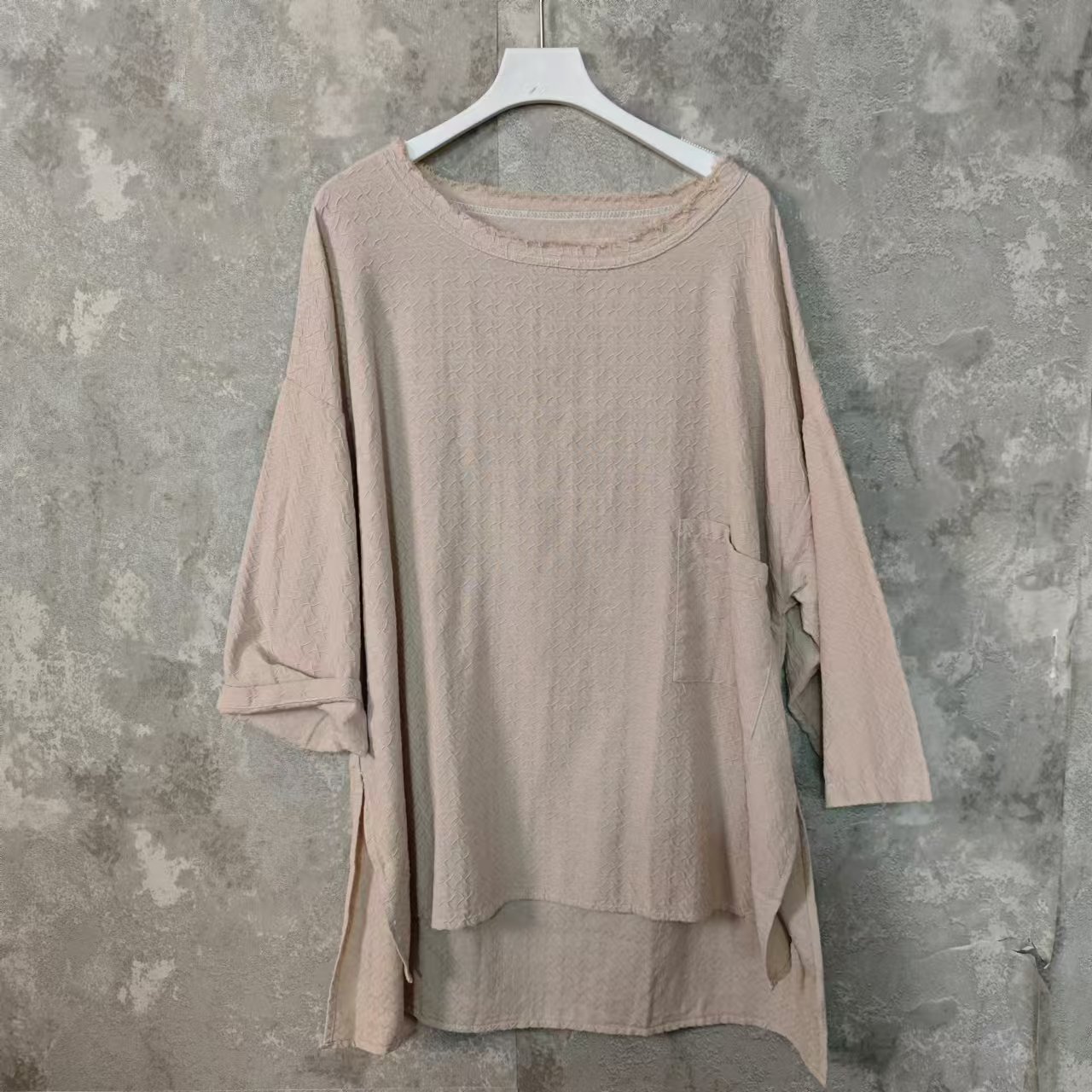 【沐木流浪记】灰色花纹圆领单口袋女T恤Z