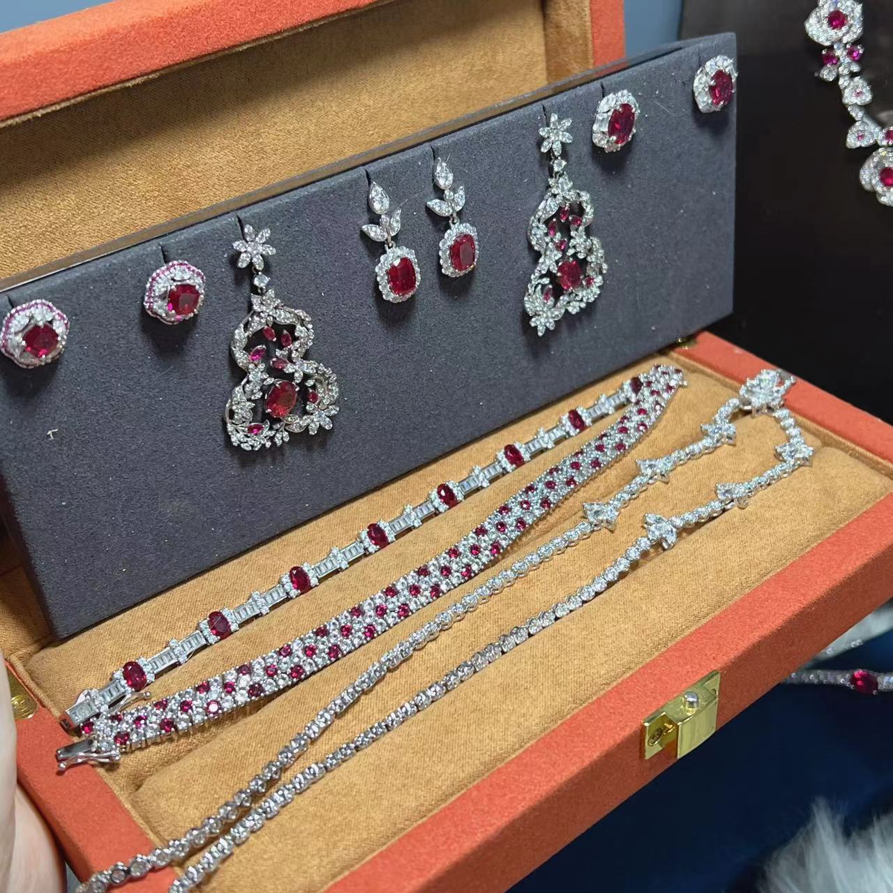 【不梵婚戒】带包装 彩色耳钉吊坠手链-A