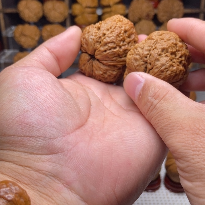 她***。文玩核桃吊坠3虎头蟾