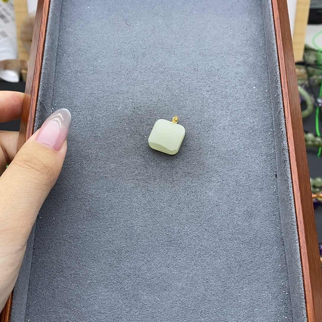 和田玉吊坠(不含链)18K金镶嵌