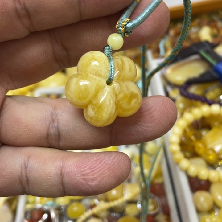 蜜蜡未镶嵌裸石吊坠