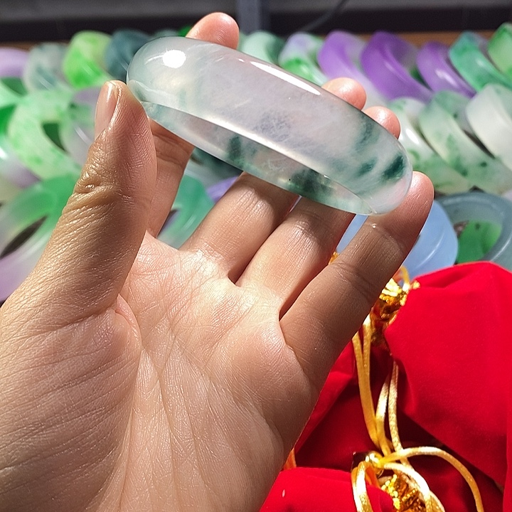 只买单纯的吊坠，没带链子，属的性质。