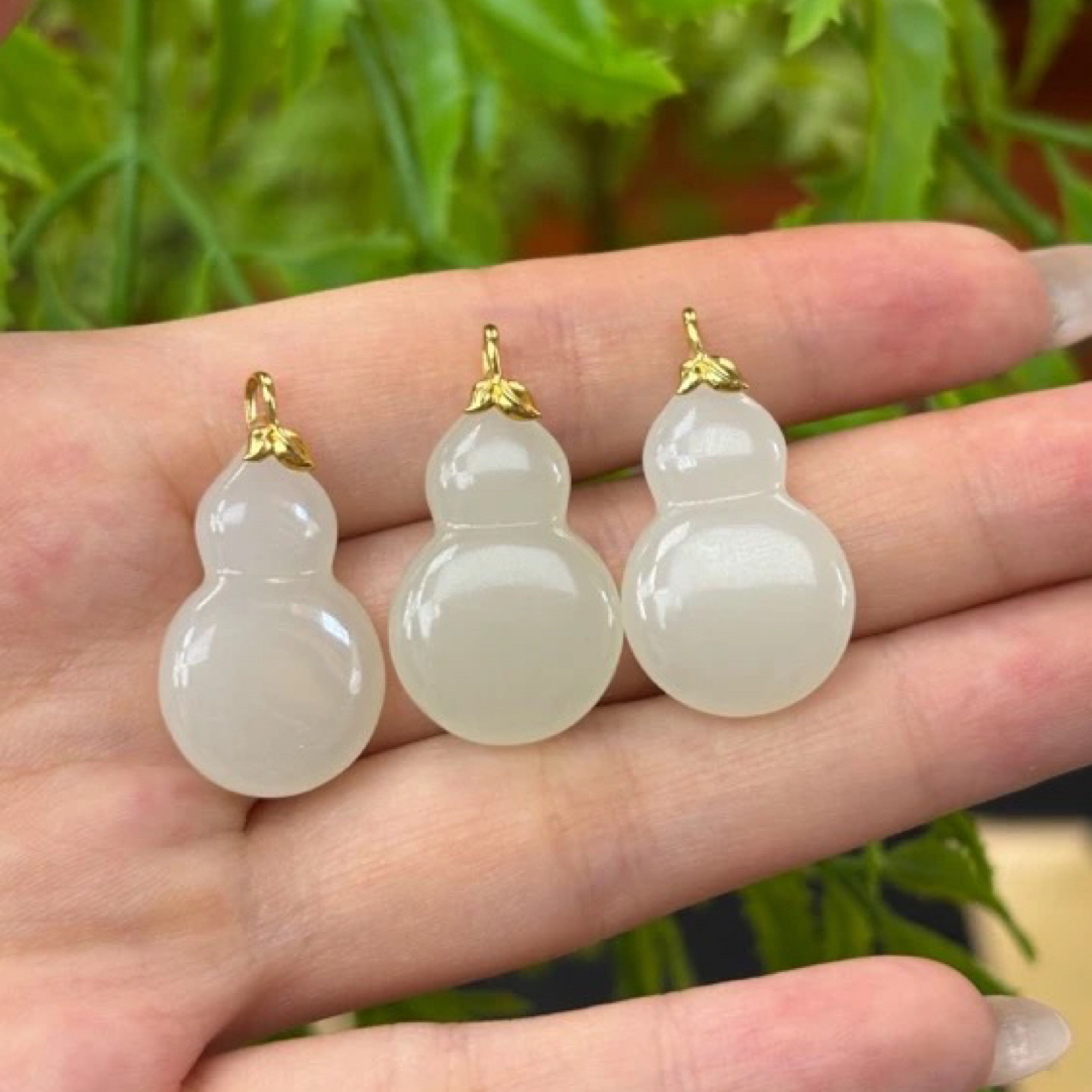 062811WM和田玉青海料18k金镶嵌葫芦规格：25*15.6*6多样性发其一