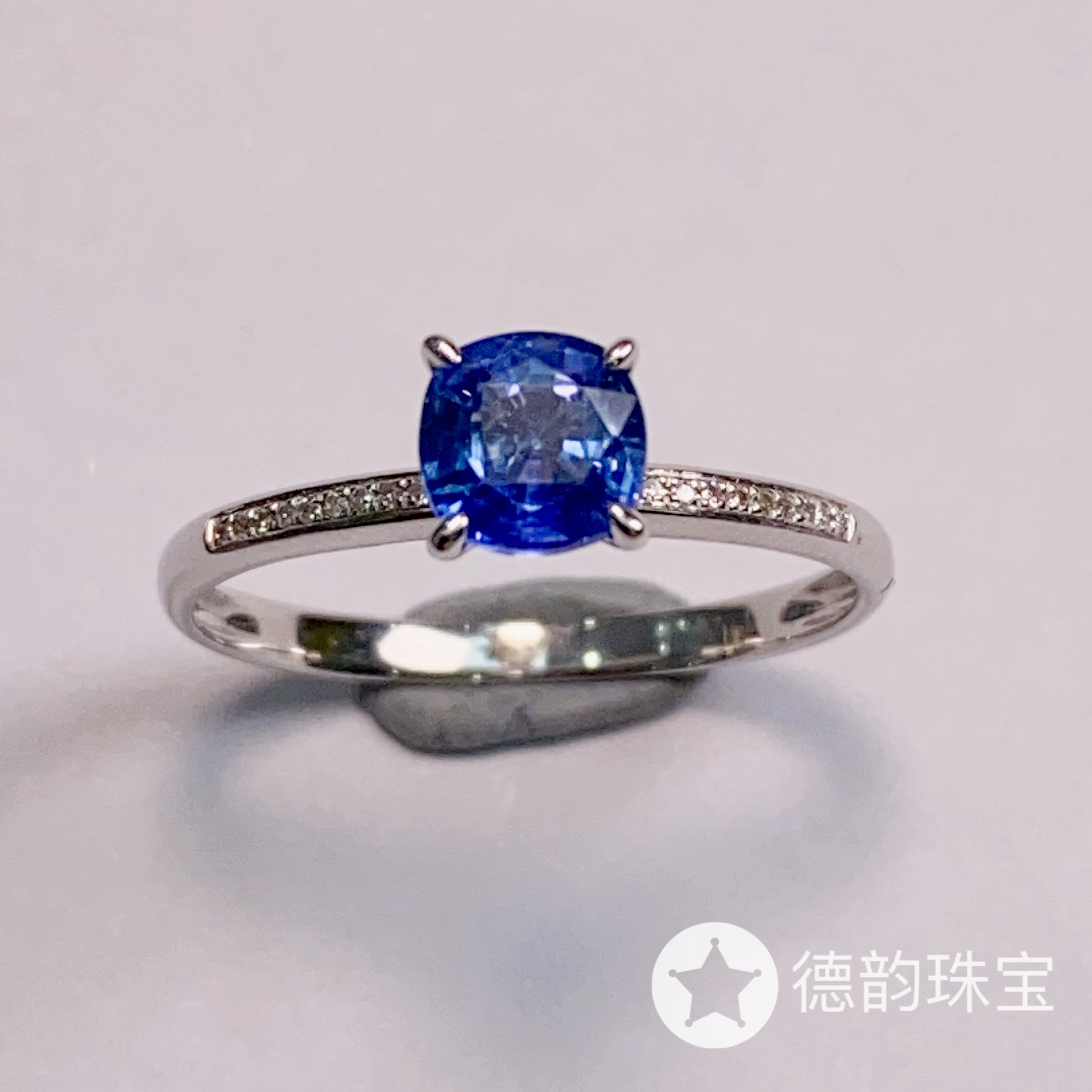 18k金镶嵌蓝宝石戒指