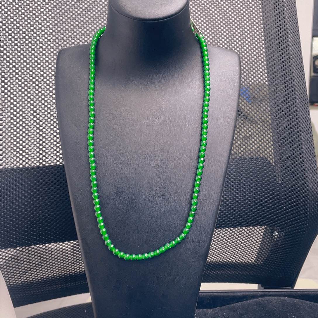 翡翠未镶嵌颈饰         