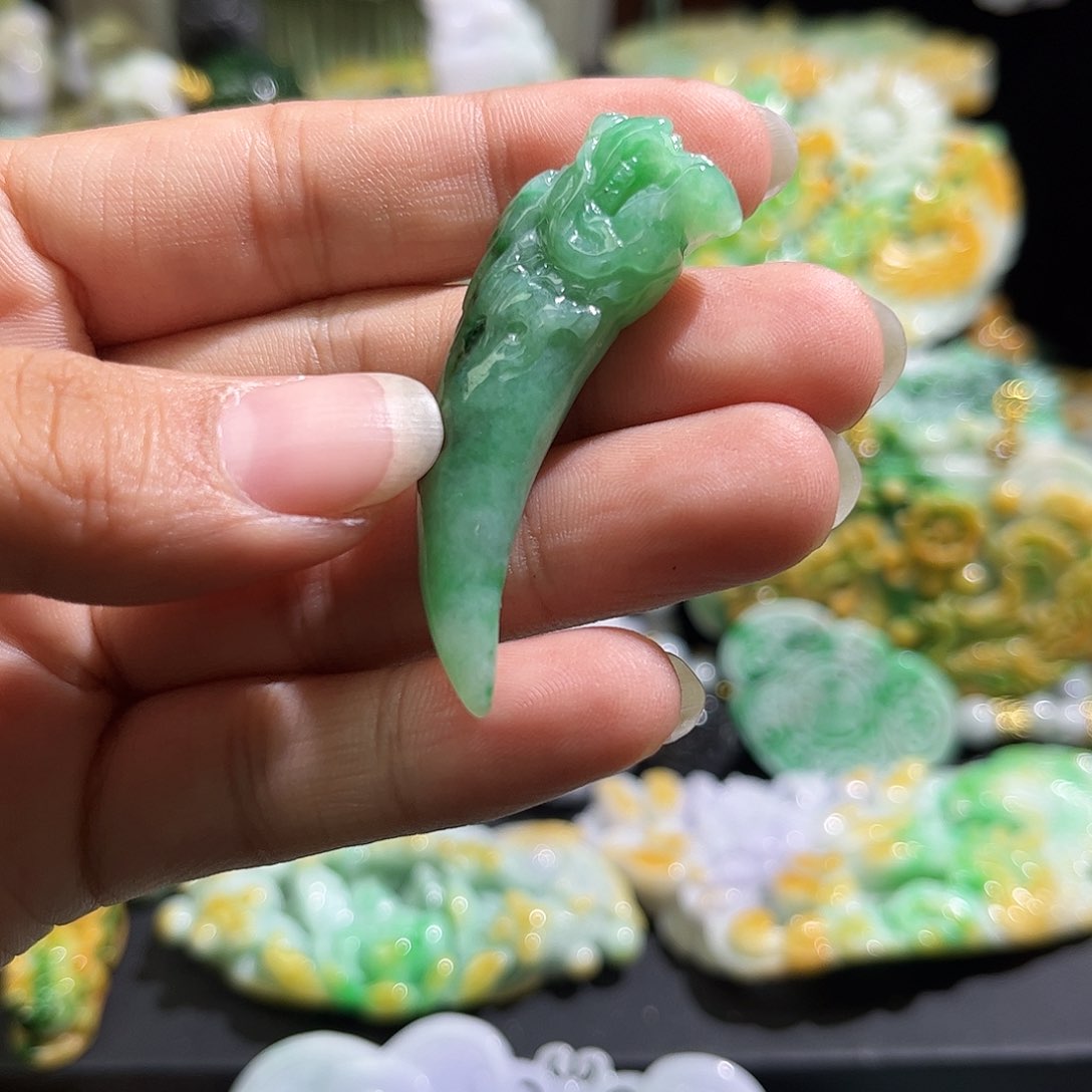 翡翠未镶嵌颈饰待编织