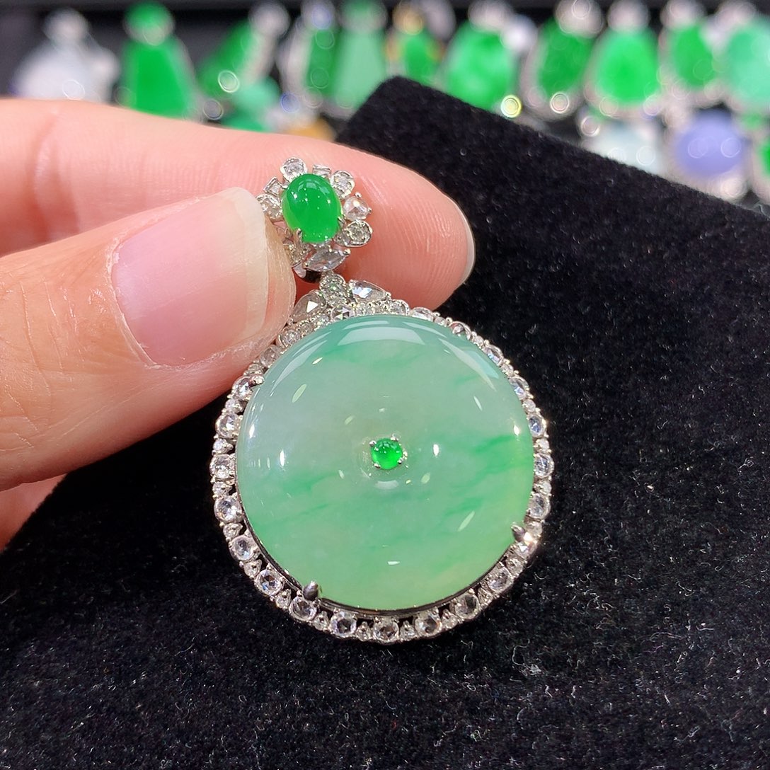 翡翠18K金镶嵌颈饰