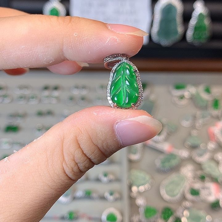 翡翠未镶嵌颈饰吊坠