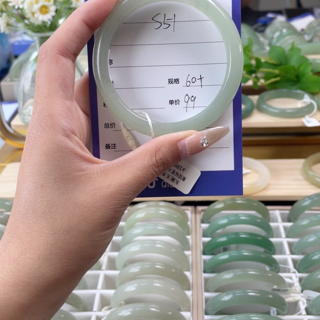 石英质玉手镯未镶嵌