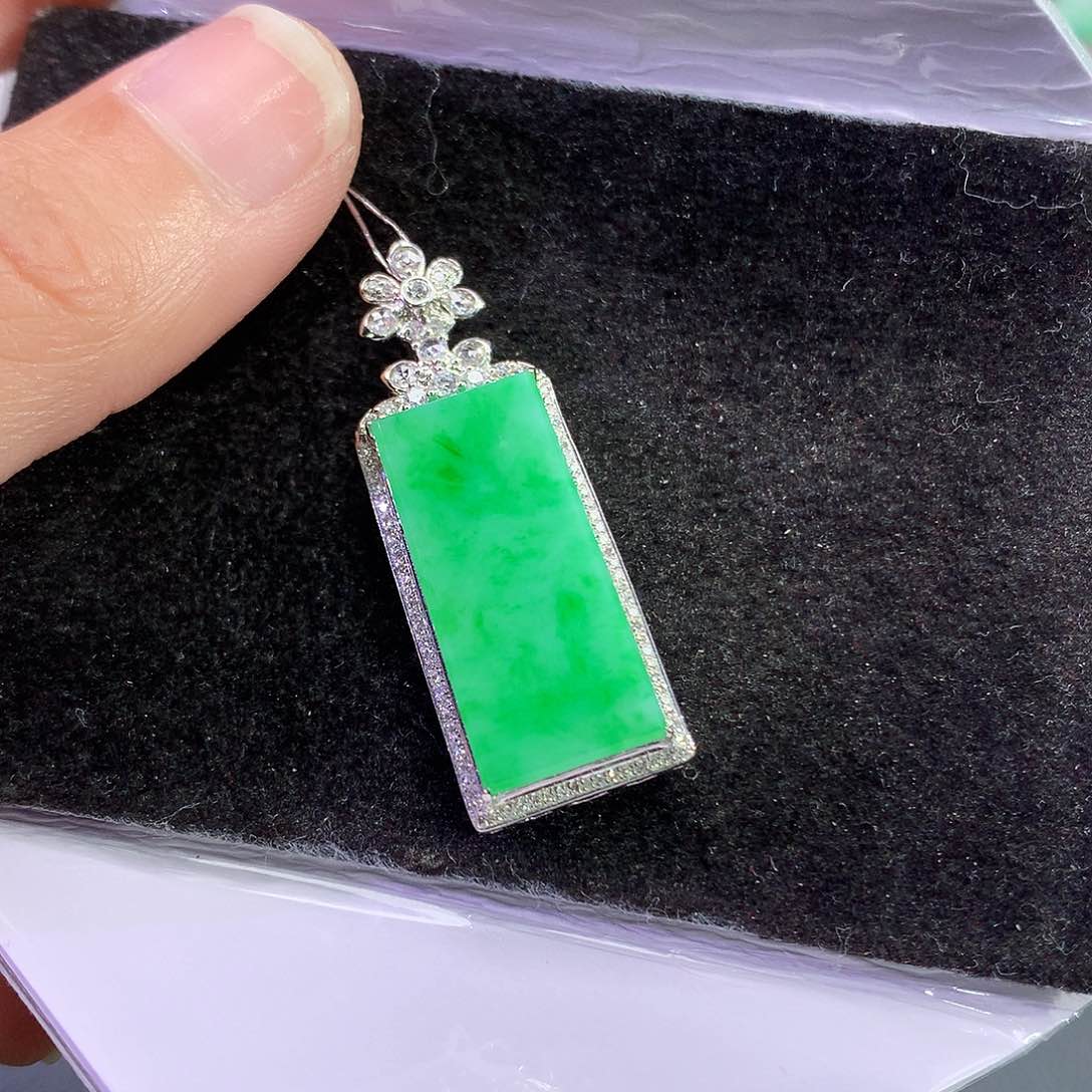 翡翠吊坠(赠链)18K金镶嵌