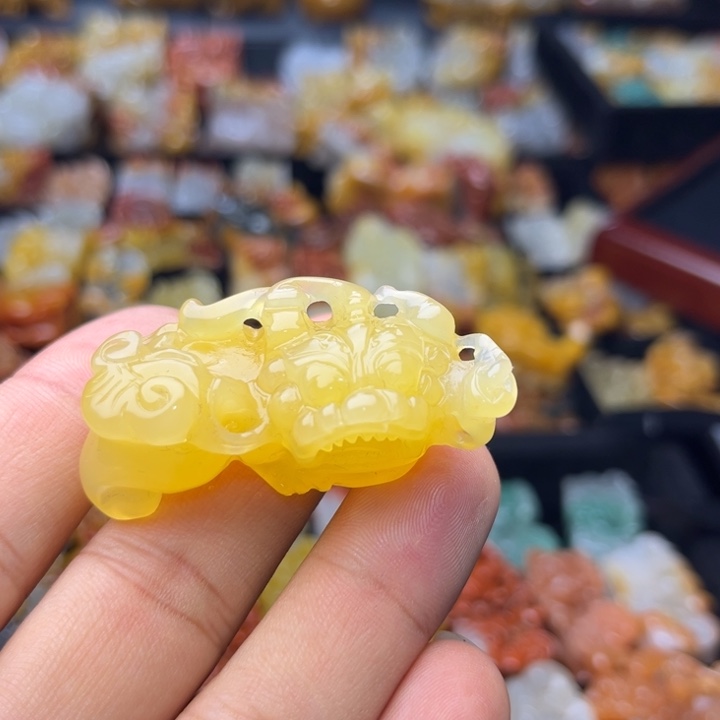 未镶嵌石英质玉（黄龙玉）颈饰