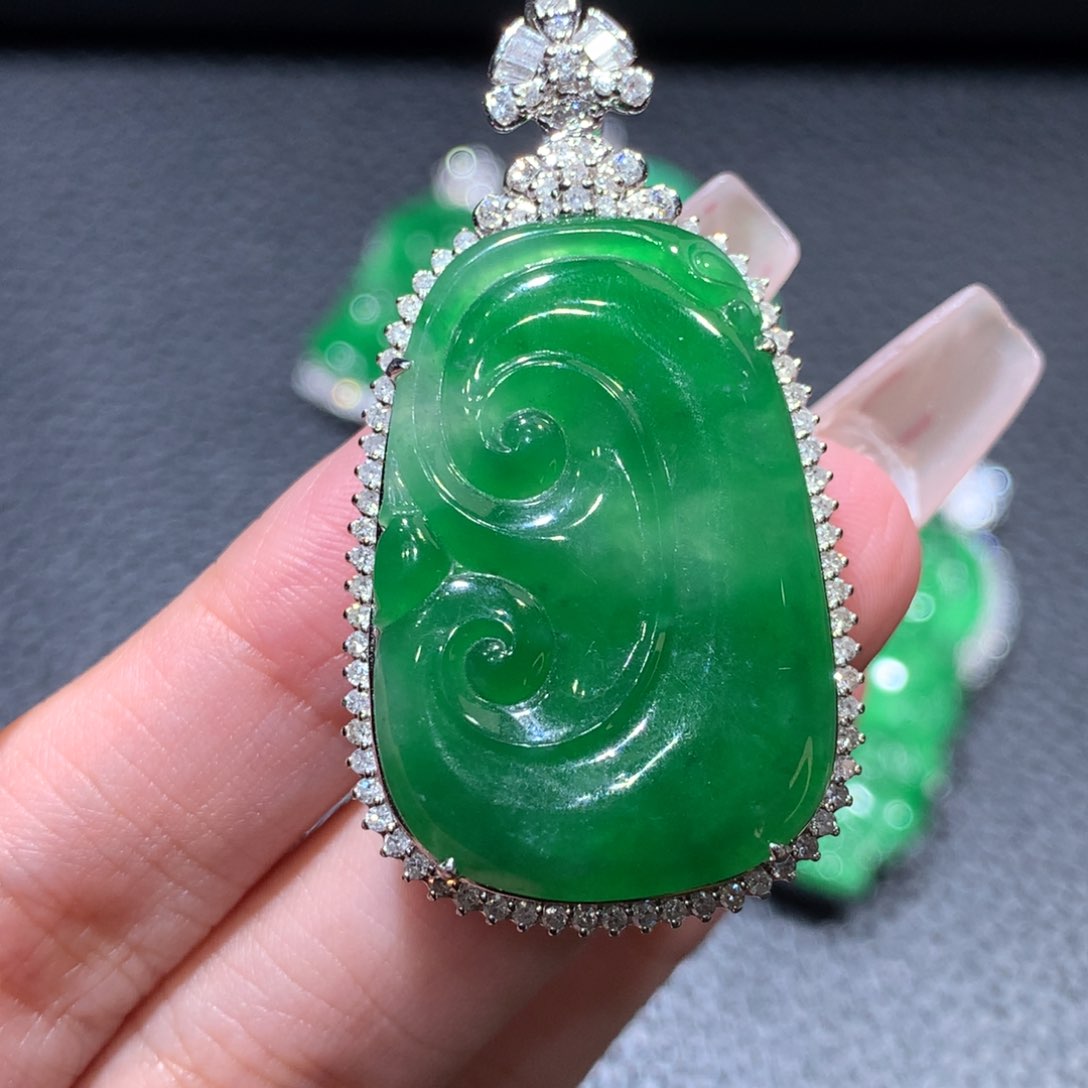 翡翠颈饰18K金镶嵌翡翠