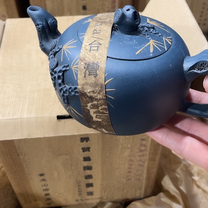 茶壶紫砂料手工制作的一把紫砂壶。123