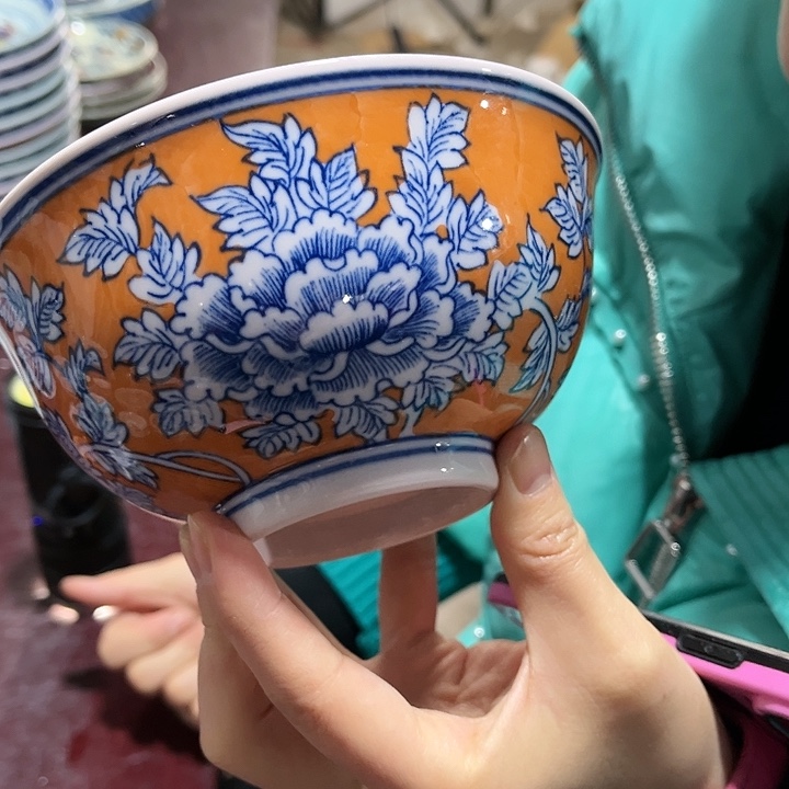 瓷片///////直径15厘米。红。