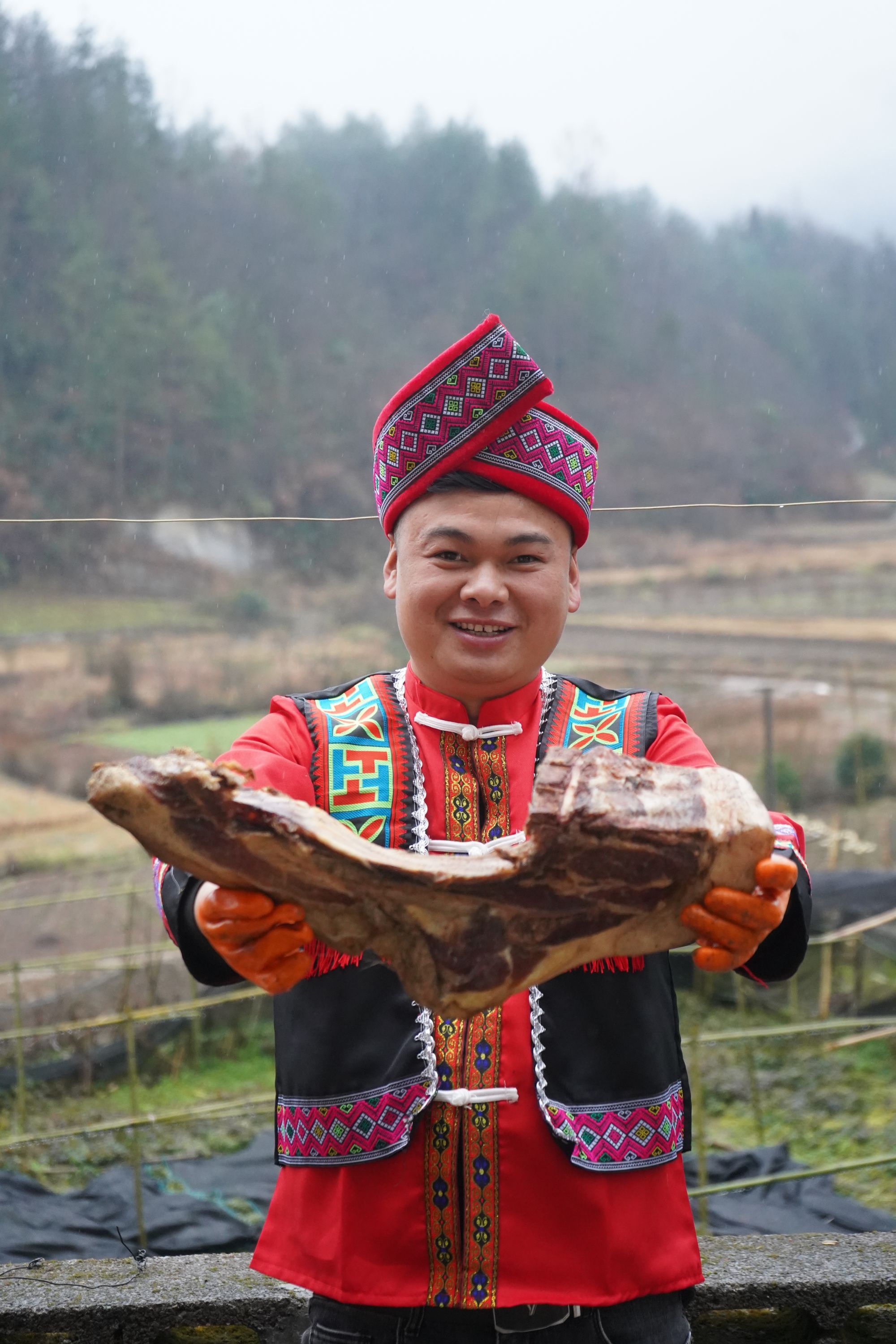 柴火烟熏带皮偏瘦五花肉搭配排骨猪脚香肠的恩施腊肉