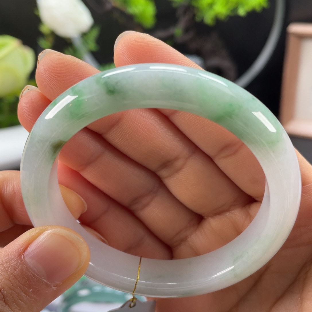 翡翠手镯未镶嵌糯冰绿花正圈