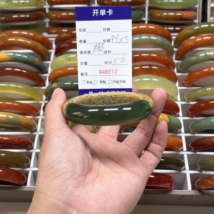 蛇纹石玉手镯未镶嵌小*猪