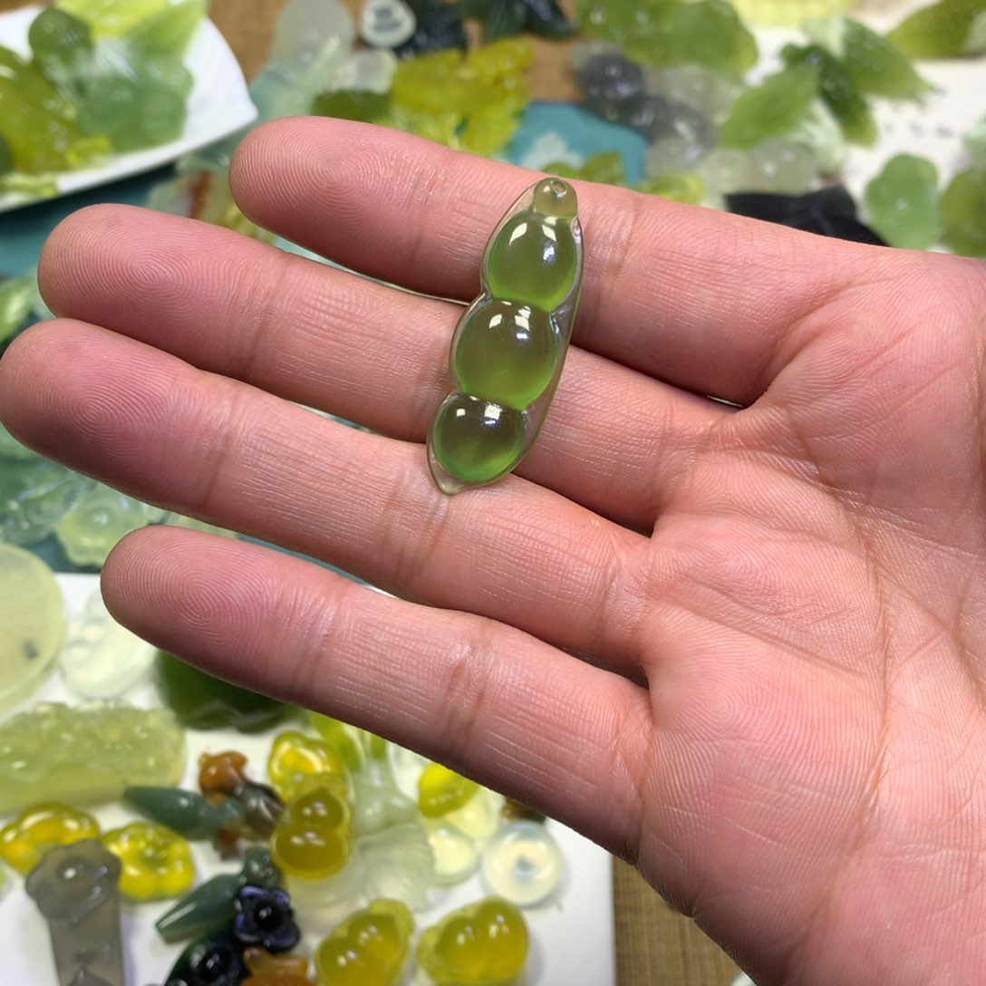 岫玉颈饰未镶嵌四季豆