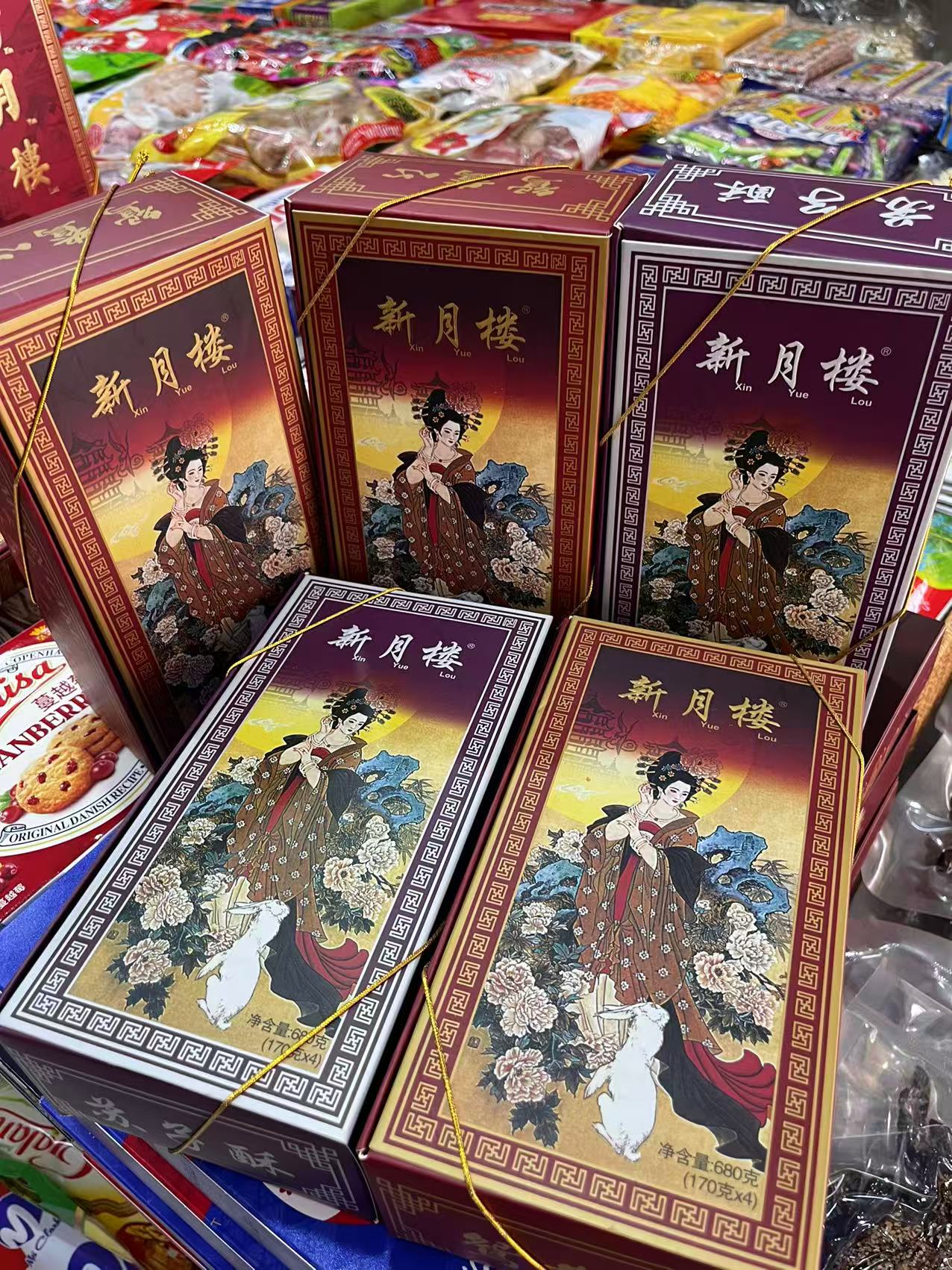云南德宏特产瑞丽新月楼月饼