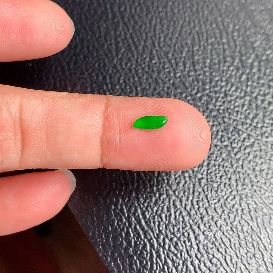 翡翠裸石缅甸天然A货翡翠阳绿随形