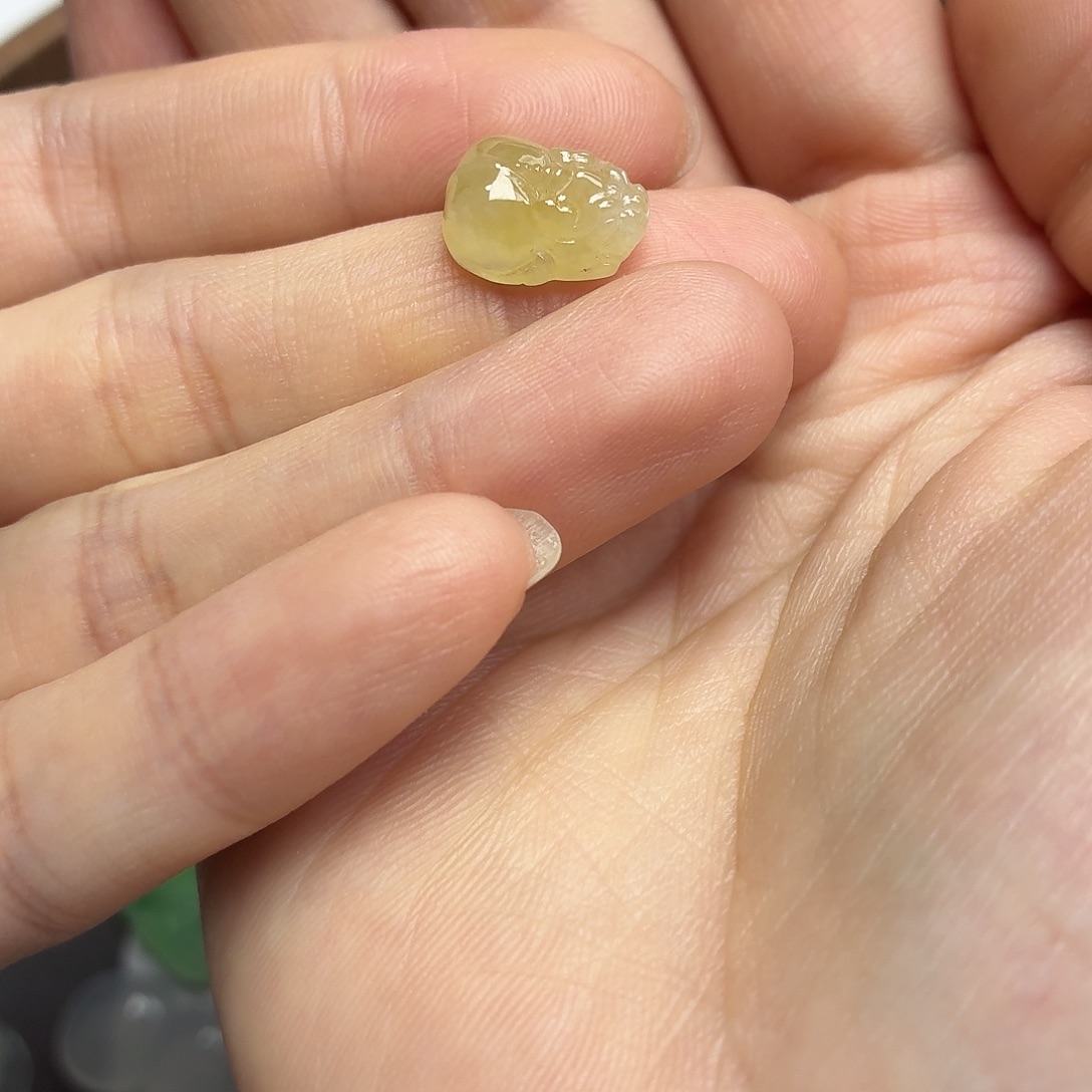 翡翠未镶嵌颈饰黄貔貅