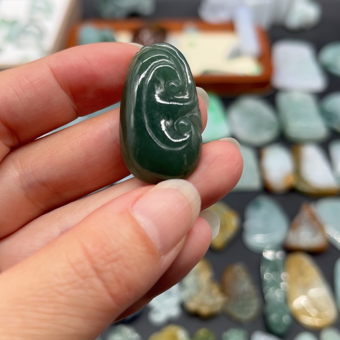 翡翠未镶嵌颈饰如意