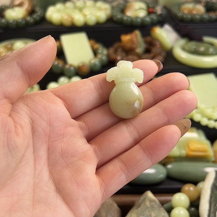 岫岩老玉（透闪石质玉）未镶嵌颈饰