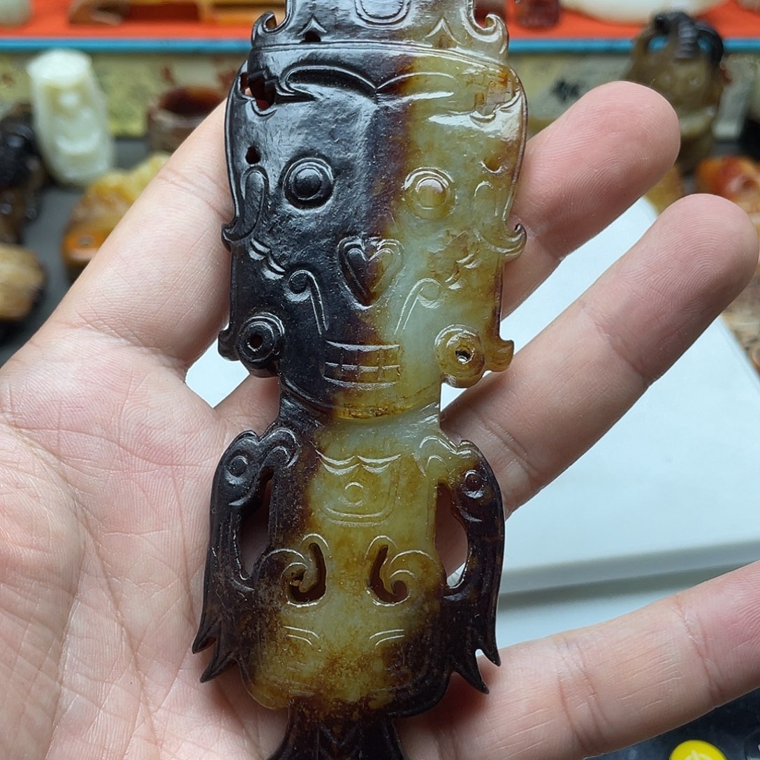 郑***清颈饰未镶嵌和田玉