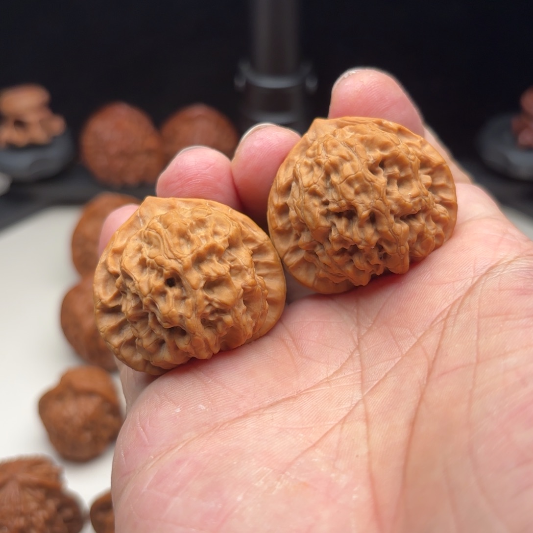 文玩核桃吊坠梨木台